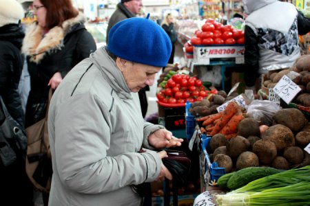 Продуктовые карточки в России 2017: малоимущие россияне будут получать по 10 тыс на продуктовые карточки